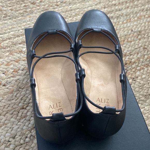 Naturalizer Carah Lace-Up Flats - Picture 3 of 7